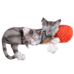 Decorative Small Cat And Kitten With Wool Ball Figurine