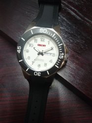 Grunt Gents Watch With A White Dial And A Silicone Rubber Band - Coinwatch