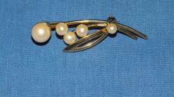 Brooche - Stunning Vintage Similation Pearls