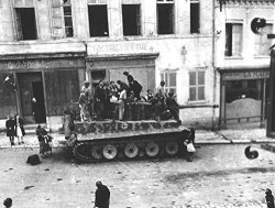 Fran? Ais??: Bataille De France??: ??t?? 1944??: Des Civils Dans La Rue Sont Mont??s Sur Un Panzer T...